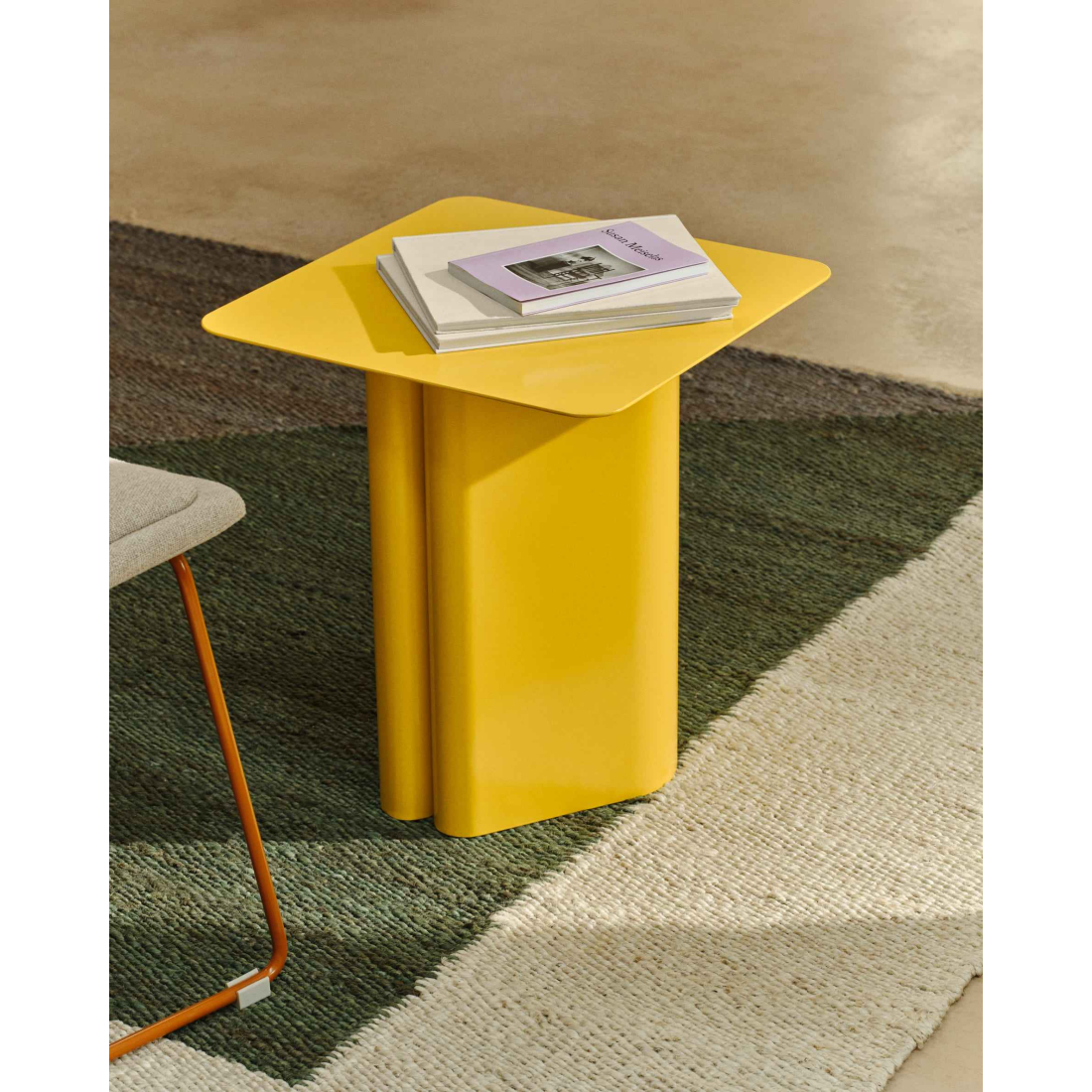 ARVIN YELLOW príručný stolík 2